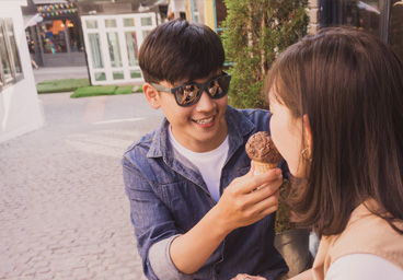 disfrutando del helados artesanales